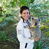 Masterstudentin Sabrina Birkhofer auf Tuchfühlung mit einem Koala