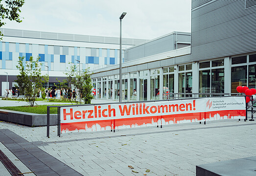 Banner "Willkommen" am Campus der HWG LU