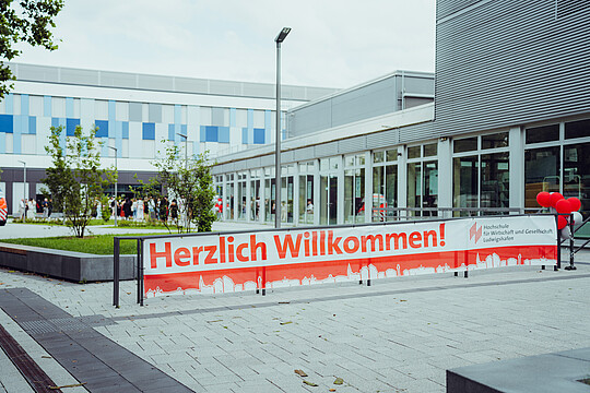 Banner "Willkommen" am Campus der HWG LU