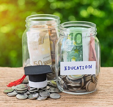2 Gläser mit Scheinen und Münzen "Education"